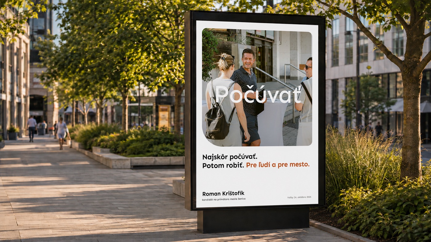 Vizualizácia — citylight 1b v uličnom paneli medzi stromami na mestskej promenáde